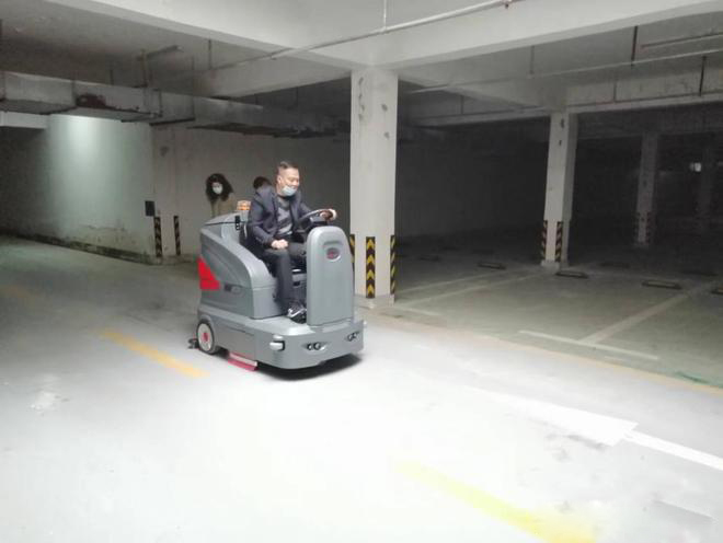 黔西南小区物业保洁不用人力改用驾驶式洗地机了